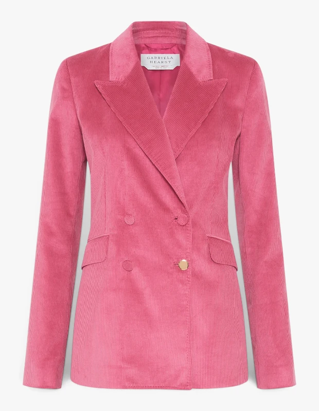 Marka Adı: Gabriela Hearst
Ürün Adı: Gabriela Hearst Angela Fuşya Fitilli Kadife Blazer
Ürün Cinsiyeti: Kadın
Ürün Tipi: Blazer Ceket
Ürün Sezonsallığı: Sonbahar/Kış
Ürün Çeşidi: Fitilli Kadife Blazer
Ürün Özellikleri: Canlı fuşya rengindeki bu kruvaze blazer ceket, yumuşak dokulu fitilli kadife kumaşıyla öne çıkar. Klasik kesimli geniş yakaları ve altın rengi düğme detayları modern bir dokunuş katarken, uzun kolları ve kapaklı yan cepleriyle işlevsellik sunar. İç kısmında aynı tonda astara sahip olan ceket, yapılı omuzları ve İtalya'da üretilmiş olmasıyla kaliteli bir duruş sergiler.
Öne Çıkan Detaylar:
- Çarpıcı fuşya rengi ve rahat fitilli kadife kumaş dokusu
- Altın rengi metal düğmeli, kruvaze kesim
- Klasik yaka ve kapaklı ceplerle zamansız tasarım
Kimler Kullanıyor?: Giyimine canlı bir dokunuş katmak isteyen, klasik parçaları cesur renklerle modernize etmeyi sevenler bu blazer ceketle kendi tarzlarını ifade edebilirler. Hem resmi hem de daha günlük kombinlerinde şıklığı ve konforu bir arada arayan, detaylara önem veren ve kaliteli İtalyan işçiliğini takdir eden bireyler için idealdir. Modaya yön veren trendleri takip eden ve kendine özgü bir stil yaratmaktan çekinmeyen herkes bu parçayı gardırobuna ekleyebilir.
