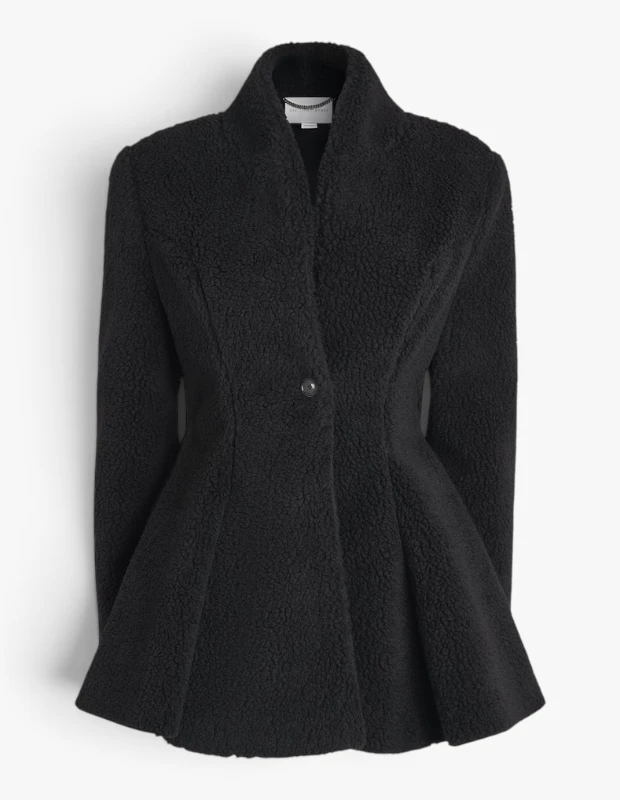 Marka Adı: Stella McCartney
Ürün Adı: Stella McCartney Kadın Siyah Peplum Detaylı Ceket
Ürün Cinsiyeti: Kadın
Ürün Tipi: Ceket
Ürün Sezonsallığı: Sonbahar-Kış
Ürün Çeşidi: Peplum Ceket
Ürün Özellikleri: Görseldeki Stella McCartney imzalı bu siyah peplum ceket, yüzeyi boyunca belirgin ve tüylü bir dokuya sahip kumaştan üretilmiştir. Vücuda oturan, şekillendirilmiş bel hattı ve alt kısımda zarif bir şekilde genişleyen peplum kesimiyle feminen bir silüet sunar. Ön kısmında ortalanmış tek bir düğme ile kapanan ceket, yüksek ve dik yakasıyla modern ve sofistike bir duruş sergiler. Uzun kollu tasarımı ve kalın dokulu kumaşı ile serin havalar için idealdir. Yaka iç kısmında küçük bir marka logolu zincir detay bulunmaktadır.
Öne Çıkan Detaylar:
- Vücuda oturan ve aşağı doğru genişleyen peplum kesim
- Yumuşak dokulu ve tüylü kumaş yapısı
- Tek düğmeli ön kapanış ve yüksek dik yaka
Kimler Kullanıyor?: Klasik ve feminen çizgilere modern ve güçlü yorumlar getirmeyi seven, kıyafetleriyle karakterini ve zarafetini vurgulamaktan hoşlanan bireyler bu ceketi tercih edebilir. Ofis stilinden özel davetlere kadar farklı ortamlarda şık ve iddialı bir duruş sergilemek isteyen, moda trendlerini kendi özgün tarzıyla birleştiren herkesin gardırobunda yer bulabilir. Zamansız şıklığı ve dikkat çekici detayları önemseyenler için ideal bir seçimdir.