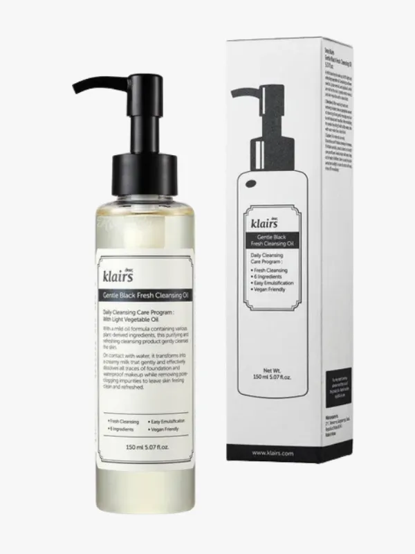 Klairs Gentle Black Fresh Temizleme Yağı şişesi, siyah pompalı şeffaf tasarımı ve yanında duran ürün kutusu ile birlikte, üzerinde günlük cilt temizliği, hafif bitkisel yağ içeriği ve vegan dostu özelliklerini belirten detaylı etiketleriyle beyaz bir zeminde sergileniyor.