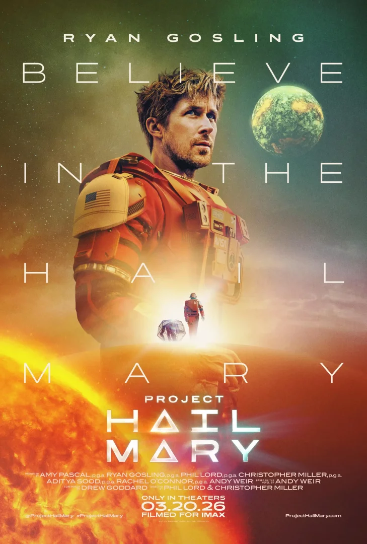 Turuncu uzay giysisi içindeki Ryan Gosling'in kararlı bakışlarla yukarı doğru baktığı, arka planda yeşilimsi bir gezegen ve alevli bir yüzey üzerinde küçük bir astronotun durduğu Project Hail Mary film afişi, bu bilim kurgu sinema yapımının uzayın derinliklerindeki macera ve gizemini vurguluyor.