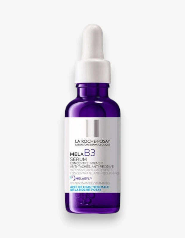Beyaz bir zeminde dik duran, parlak mor renkli cam şişesi ve beyaz damlalıklı kapağıyla La Roche-Posay Mela B3 Serum, ciltteki koyu lekelerle mücadele etmeyi hedefleyen yoğun dermatolojik formülünü ve Niasinamid içeriğini etiketinde açıkça gösteriyor.
