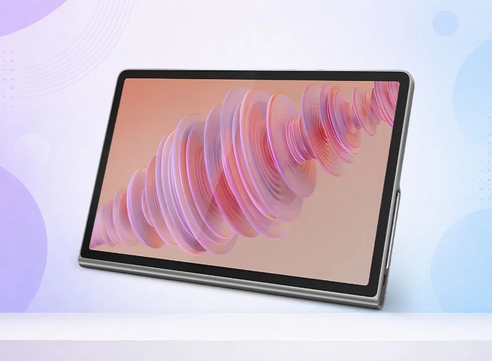 Beyaz bir yüzey üzerinde hafif açılı duran Lenovo Tab Plus dizi film tableti, ekranında pembe, mor ve turuncu tonlarında dönen soyut bir desenle canlı renklerini ve eğlenceye yönelik tasarımını gözler önüne seriyor.