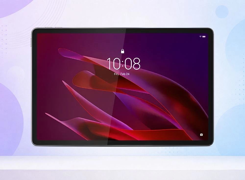 Parlak ekranında 10:08 saati ve kilit simgesiyle mor tonlarda soyut bir duvar kağıdı gösteren, beyaz bir yüzey üzerinde duran Lenovo Yoga Tab Plus 12.7 inç profesyonel tabletin net ön görünümü, cihazın modern ve şık tasarımını sergiliyor.