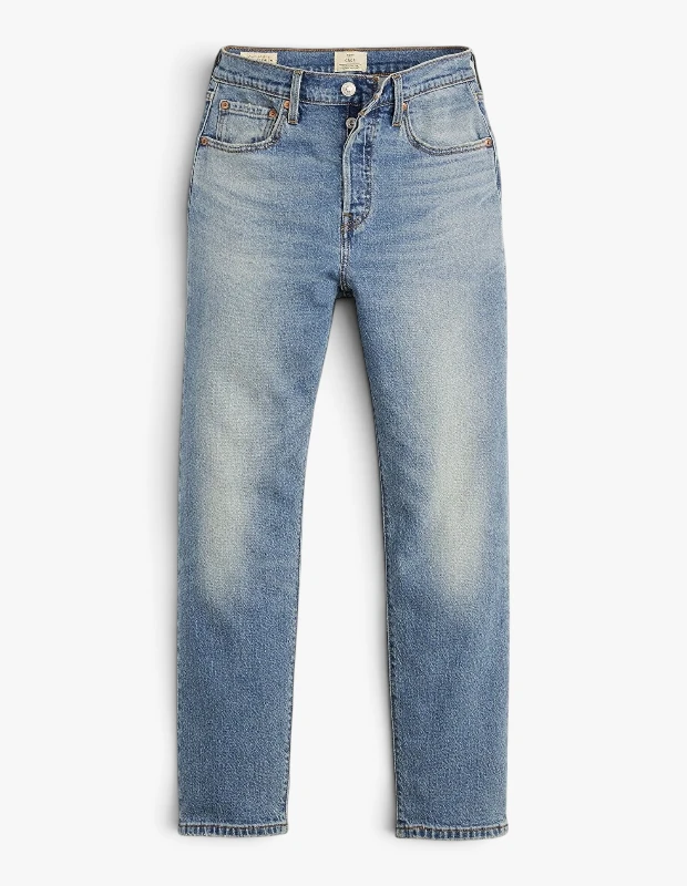 Marka Adı: Levi's
Ürün Adı: Levi's Kadın 501 Crop Jean Pantolon
Ürün Cinsiyeti: Kadın
Ürün Tipi: Jean Pantolon
Ürün Sezonsallığı: Her Mevsim
Ürün Çeşidi: Düz Kesim Crop Jean
Ürün Özellikleri: Bu jean pantolon, hafif ila orta tonlarda mavi yıkamalı denim kumaştan üretilmiştir. Yüksek veya orta bel kesimine sahip olup, klasik beş cepli tasarıma (iki ön cep, bir küçük bozuk para cebi ve arkada iki yama cep) sahiptir. Ön kısımda düğmeli kapama (button fly) detayı belirgindir. Düz kesimli paçaları bilek hizasında veya biraz üzerinde biterek crop bir görünüm sunar. Kumaşın hafif yıpranmış ve ağartılmış efektleri (özellikle uyluk ve kalça bölgelerinde), ürüne vintage ve doğal bir hava katmaktadır. Kontrast dikiş detayları ile tamamlanmıştır ve kemer köprüleri mevcuttur.
Öne Çıkan Detaylar:
- Düğmeli (button-fly) kapama detayı
- Düz kesim ve crop paça boyu
- Hafif yıpranmış ve ağartılmış denim yıkaması
Kimler Kullanıyor?: Bu jean pantolon, klasikleşmiş parçalarla zahmetsiz şıklığı bir araya getirmeyi seven, zamansız ve doğal bir tarzı benimseyen kişilerin gardırobunda vazgeçilmez bir yere sahiptir. Parizyen stilinin sade ve güçlü duruşunu günlük yaşamına taşımak isteyenler, rahatlığı ve estetiği bir arada arayanlar, kombinlerine karakter katarken abartıdan uzak duranlar için idealdir. Her ortamda uyum sağlayan, kişisel dokunuşlarla farklılaşabilen parçaları tercih eden bireylerin stilini tamamlar.