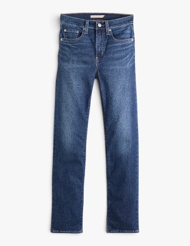 Marka Adı: Levi's
Ürün Adı: Levi's Kadın 724 Yüksek Bel Düz Kesim Jean Pantolon
Ürün Cinsiyeti: Kadın
Ürün Tipi: Jean Pantolon
Ürün Sezonsallığı: Belirtilmemiş
Ürün Çeşidi: Düz Kesim Yüksek Bel Jean
Ürün Özellikleri: Bu Levi's jean pantolon, klasik mavi denim kumaştan üretilmiştir ve günlük şıklığınızı tamamlamak üzere tasarlanmıştır. Yüksek bel kesimi ve düz paça yapısı ile modern bir silüet sunarken, eskitme detaylarıyla doğal bir görünüm kazanır. Geleneksel beş cepli tasarımı, düğmeli ve fermuarlı kapaması, aynı zamanda kemer köprüleri ile fonksiyonel ve şık bir kullanım sunar. Pamuklu denim yapısı sayesinde gün boyu rahatlık vaat eder ve zamansız bir gardırop parçasıdır.
Öne Çıkan Detaylar:
- Düz kesim kalıbı ile zamansız ve çok yönlü kullanım imkanı sunar.
- Yüksek bel tasarımı, konforlu ve modern bir duruş sağlar.
- Klasik mavi denim rengi, her kombine kolayca uyum sağlar.
Kimler Kullanıyor?: Bu jean pantolon, zahmetsiz şıklığı benimseyen, klasik ve zamansız parçaları gardırobunun temel taşı olarak gören kişiler için idealdir. Konforundan ödün vermeden stil sahibi olmak isteyen, Parizyen estetiğine yakın duran ve sade, güçlü kombinler yaratmaktan hoşlanan bireylerin tercihi olacaktır. Hem günlük casual görünümlerde hem de daha özenli şehir kombinlerinde rahatlıkla kullanılabilir.