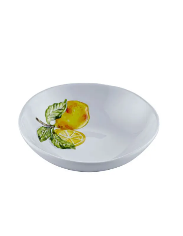 Beyaz bir zeminde, sol üst kısmında parlak sarı bir bütün limon, yeşil yapraklar ve bir dilim limonun detaylı çizimleriyle süslenmiş, mutfaklara ve sofralara özgün bir dokunuş katacak düzensiz formlu derin olmayan bir tabak sergileniyor.