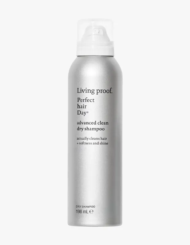 Beyaz bir arka plan üzerinde sergilenen, gümüş rengi silindirik şişesi ve şeffaf püskürtme başlığıyla dikkat çeken Living Proof Perfect Hair Day advanced clean kuru şampuan, etiketinde belirtildiği gibi saçlara temizlik, yumuşaklık ve parlaklık kazandırmayı hedefliyor.