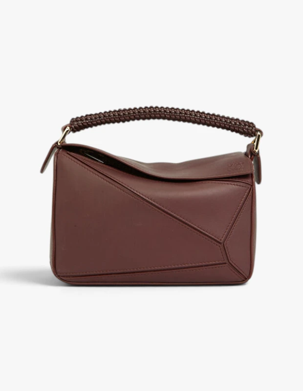 Marka Adı: Loewe
Ürün Adı: Loewe Kadın Koyu Bordo Puzzle Çanta
Ürün Cinsiyeti: Kadın
Ürün Tipi: El Çantası
Ürün Sezonsallığı: Belirtilmemiş
Ürün Çeşidi: Puzzle Çanta
Ürün Özellikleri: Loewe Puzzle Edge el çantası, markanın ikonikleşmiş geometrik panelli tasarımı ve esnek yapısıyla dikkat çeker. Koyu bordo rengindeki kaliteli süet malzemeden üretilmiş olup, zamansız ve sofistike bir estetiğe sahiptir. Çantanın örgü detaylı üst sapı ve altın tonlarındaki metal donanımları, tasarıma şık bir dokunuş katarken, kapağında yer alan Loewe logosu markanın özgünlüğünü zarifçe vurgular. Kompakt boyutlarıyla günlük kullanım ve özel anlar için ideal olup, elde veya omuzda rahatça taşınabilir.
Öne Çıkan Detaylar:
- Loewe imzası taşıyan ikonik geometrik Puzzle tasarım
- Koyu bordo renkli, yüksek kaliteli süet malzeme
- Örgü detaylı üst sap ve altın tonlarında zarif metal aksesuarlar
Kimler Kullanıyor?: Bu çanta, zamansız şıklığı ve modern estetiği bir arada arayan, kaliteye ve özgün tasarıma değer veren kadınlar için idealdir. Parizyen stilinin sade ama güçlü görünümünü benimseyen, günlük yaşamında ve özel anlarında zarafeti detaylarda yakalamak isteyenler için vazgeçilmez bir aksesuar olacaktır. Klasik parçaları kişisel bir tavırla taşıyan, sofistike ve özgüvenli bireylerin stiline mükemmel bir şekilde uyum sağlar.