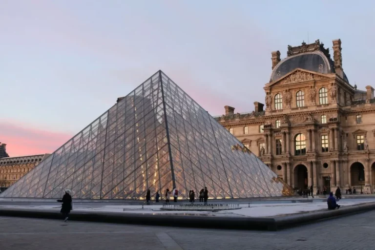 Louvre’un Kalbine Yolculuk: Mutlaka Görmeniz Gereken 15 Eser