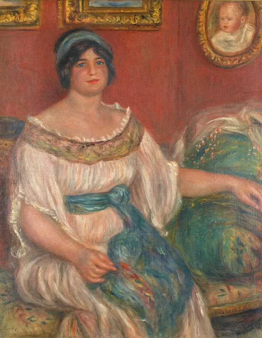 Renoir'ın Izlenimci tarzıyla yapılmış, açık krem rengi, omuzları açık bir elbise ve turkuaz bir kuşak giyen, elinde desenli koyu yeşil bir yelpaze tutan Madame Colonna Romano'nun kırmızı duvarlı bir odada yeşil bir divanda otururken tasvir edildiği canlı bir portre.