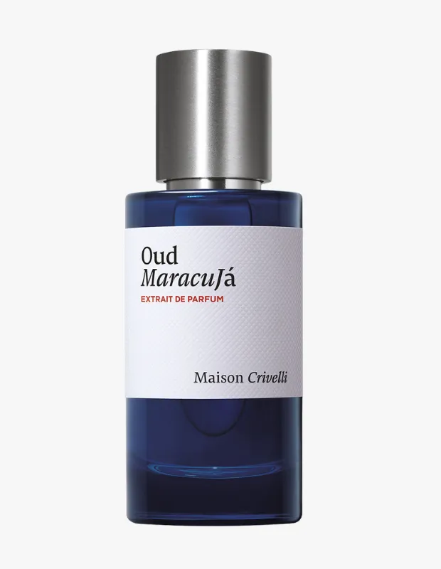 Maison Crivelli Oud Maracujá extrait de parfum ürününü temsil eden bu görselde, parlak gümüş renkli kapaklı, koyu indigo mavisi camdan yapılmış zarif bir parfüm şişesi dikey olarak beyaz bir arka plan üzerinde duruyor; şişenin ortasında, markanın ve ürün adının okunabilir bir şekilde yer aldığı beyaz etiket, bu özel kokuya ait detayları barındırıyor.