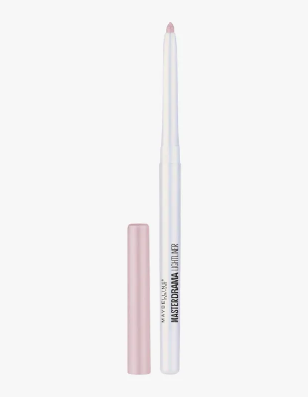 Maybelline New York Master Drama Lightliner isimli, ucu hafifçe dışarı çıkmış açık pembe tonlarında bir uca sahip, ışıltılı beyaz gövdeli otomatik göz kalemi, yanında duran mat pembe kapağıyla birlikte beyaz bir arka plan üzerinde dikey konumda gösteriliyor.