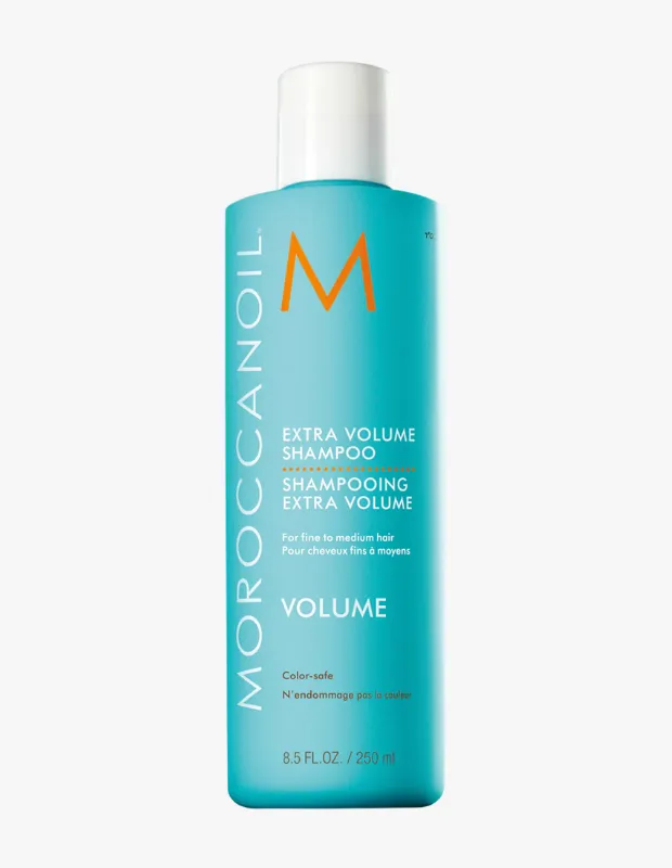 Açık beyaz bir arka plan üzerinde dikey konumda duran, turkuaz renkli şişesi ve beyaz kapağıyla dikkat çeken, ince ve orta telli saçlar için özel olarak formüle edilmiş Moroccanoil Extra Volume Şampuan, hacim vermeye yardımcı etkisini vurguluyor.