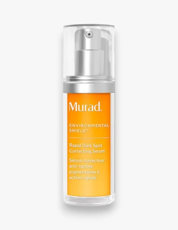 Beyaz bir arka plan üzerinde, şeffaf pompalı kapağı ve üzerinde Murad markası ile Rapid Dark Spot Correcting Serum ibaresi yer alan parlak turuncu etiketli, uzun ve ince bir şişe duruyor; bu koyu leke karşıtı serum cilt lekeleri için çözüm sunuyor.