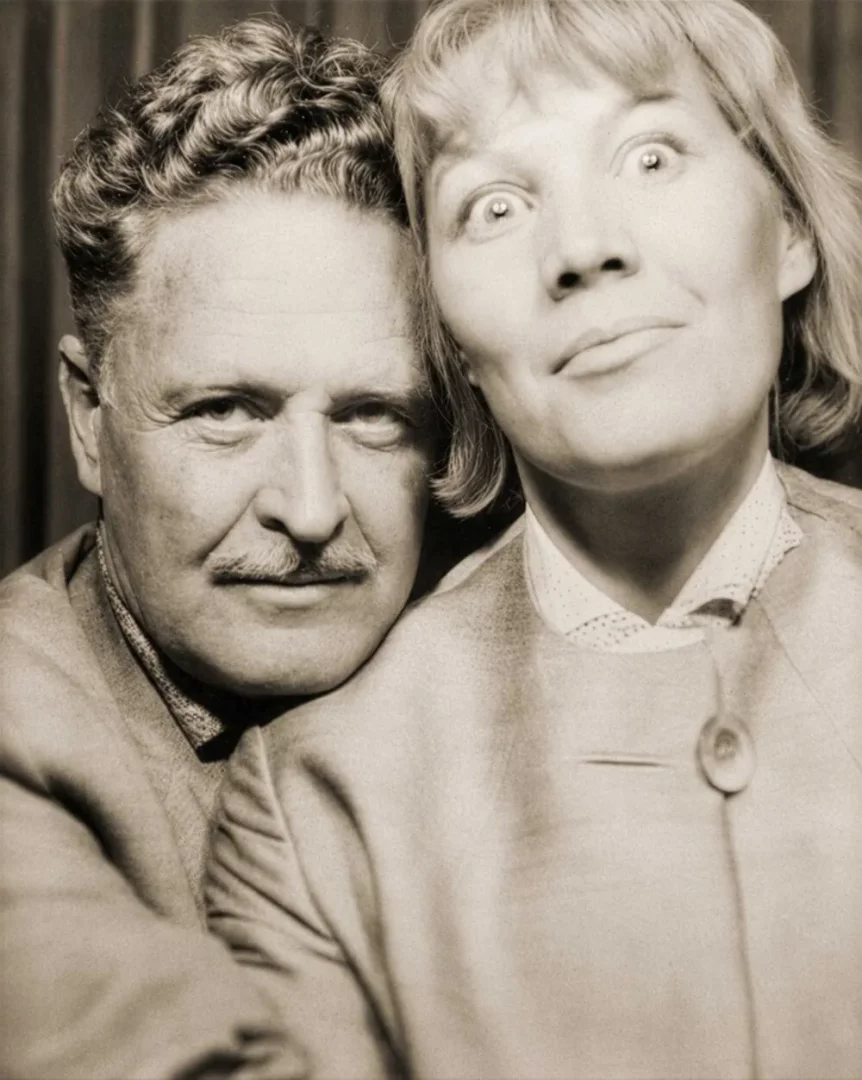 Siyah beyaz bir fotoğrafta, koyu renk saçlı ve bıyıklı şair Nâzım Hikmet, başını sevecen bir şekilde sarışın eşi Vera Tulyakova'nın omzuna dayamış; Vera ise geniş gözlerle ve şakacı bir ifadeyle kameraya bakarken dudaklarını hafifçe büzmüştür.