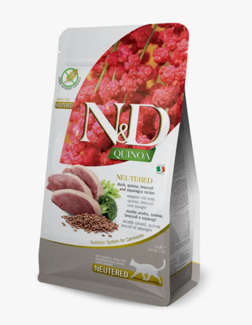 N&D Quinoa kısırlaştırılmış kediler için tasarlanmış tahılsız ördekli kedi maması paketinin ön yüzünde, parlak kırmızı kinoa bitkileri, lezzetli ördek eti dilimleri, kinoa taneleri ve taze brokoli görselleri dikkat çekiyor.