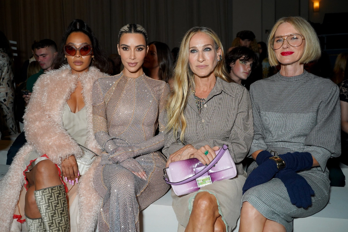 Ünlü isimler La La Anthony, Kim Kardashian, Sarah Jessica Parker ve Naomi Watts, Fendi Baguette çantanın da dikkat çektiği ikonik bir defilenin ön sırasında şık ve parıltılı kıyafetleriyle oturuyor.