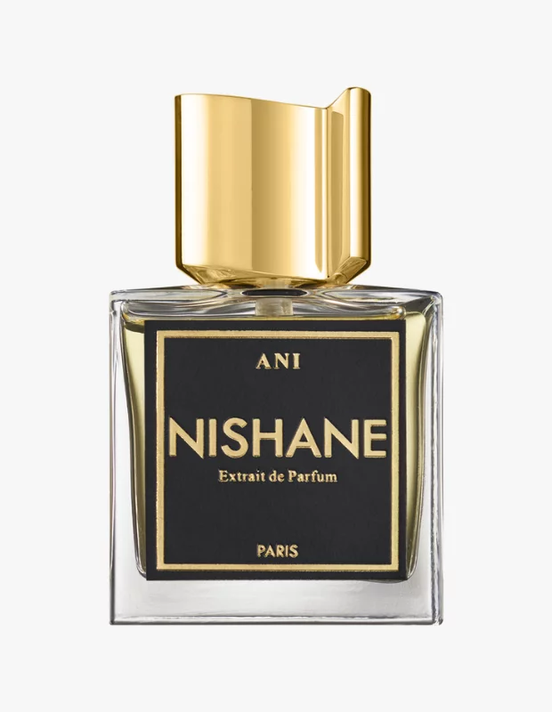 Beyaz arka plan üzerinde duran, sarı renkte parfüm sıvısı içeren şeffaf, dikdörtgen bir şişe; üzerinde altın rengi NISHANE yazısı, ANI ibaresi ve Extrait de Parfum etiketinin bulunduğu siyah bir etiket ile karakteristik, parlak altın rengi metal bir kapağa sahip Nishane Ani parfümünü gösteriyor.