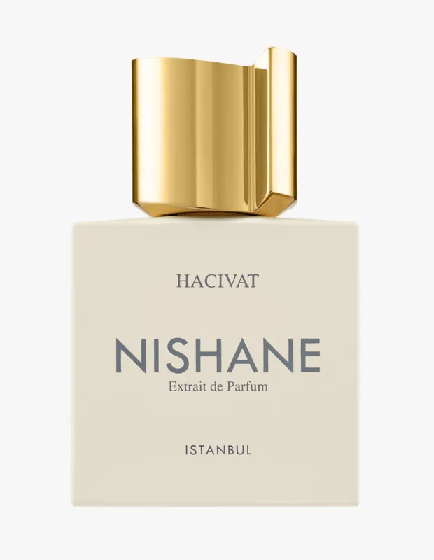 Parlak altın renkli geometrik kapağı olan açık bej renkli dikdörtgen bir parfüm şişesi, üzerinde büyük harflerle NISHANE, Hacivat, Extrait de Parfum ve ISTANBUL yazıları belirgin bir şekilde görülüyor.