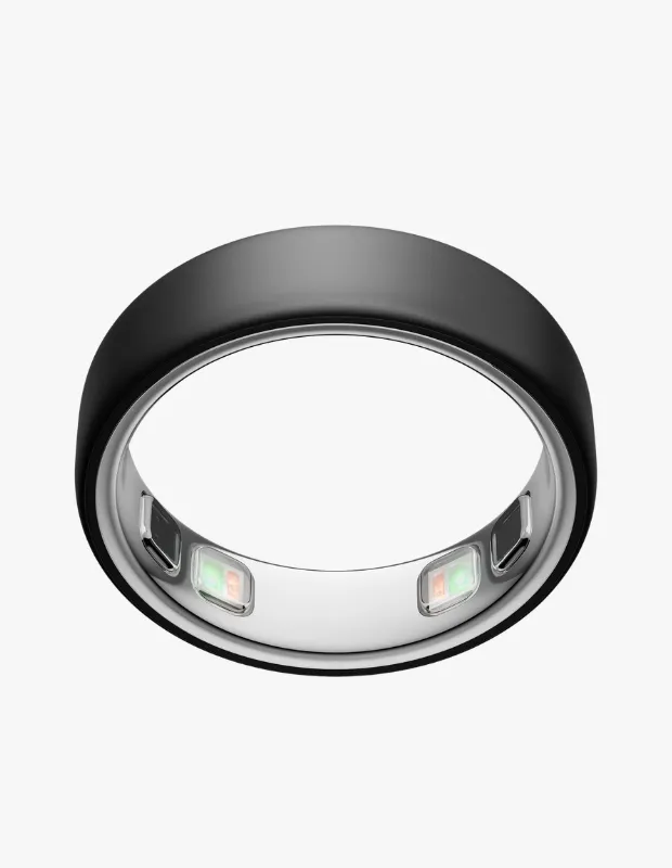 Oura Ring 5 Stealth modeli, mat koyu gri dış yüzeyine karşılık parlak gümüş rengi iç kısmında parlayan biyometrik sensörleriyle, uyku ve sağlık takibi özelliklerini vurgulayan bir akıllı yüzüğü beyaz bir zeminde çapraz bir açıyla gösteriyor.