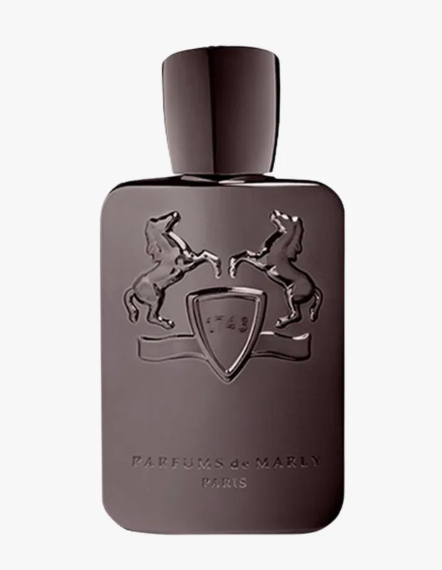 Koyu kahverengi tonlarda, parlak siyah kapaklı ve üzerinde iki şahlanan at figürü ile 1743 yazılı bir arma bulunan, Parfums de Marly'nin ikonik Herod parfümü şişesi, markanın lüks ve tarihi zenginliğini yansıtan zarif bir estetiğe sahiptir.
