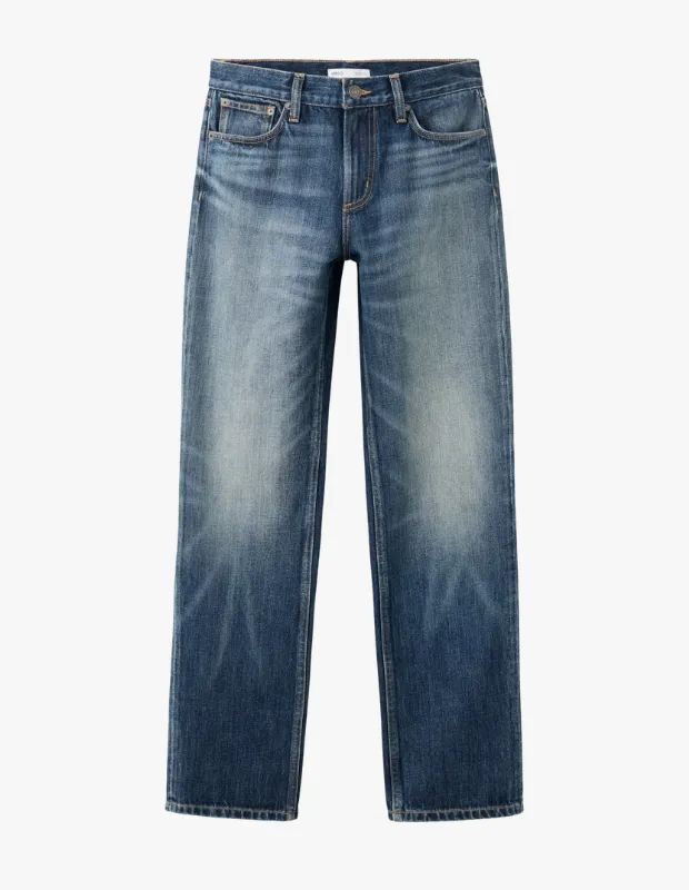 Marka Adı: Mango
Ürün Adı: Mango Kadın Mid Rise Straight Jeans
Ürün Cinsiyeti: Kadın
Ürün Tipi: Jean
Ürün Sezonsallığı: Her mevsim
Ürün Çeşidi: Düz Kesim Jean
Ürün Özellikleri: Bu orta bel, düz kesim jean pantolon, zamansız bir gardırobun temelini oluşturan klasik bir tasarıma sahiptir. Sağlam denim kumaşından üretilmiş olup, orta mavi tonundaki hafif eskitme ve yıkama detaylarıyla doğal ve yaşanmış bir görünüm sunar. Beş cepli klasik yapısı, düğme ve fermuar kapaması ile günlük kullanım için pratiklik ve stil bir arada sunulur. Rahat kalıbı sayesinde farklı kombinlere kolayca adapte edilebilir ve uzun süreli konfor sağlar.
Öne Çıkan Detaylar:
- Klasik orta bel kesimi
- Rahat ve modern düz paça silüeti
- Doğal eskitme efektli orta mavi denim kumaş
Kimler Kullanıyor?: Sade ama etkili giyim tarzını benimseyen, günlük şıklığı zahmetsizce yakalamak isteyen kişiler bu jean pantolonu tercih edebilir. Klasik parçaları modern dokunuşlarla birleştirmeyi seven, çok yönlü ve konforlu giysilerle kendi özgün stilini yansıtanlar için ideal bir seçimdir. Parizyen stilinin rahat ve sofistike ruhunu gardırobuna taşımak isteyenler bu parçayı temel olarak kullanabilir.