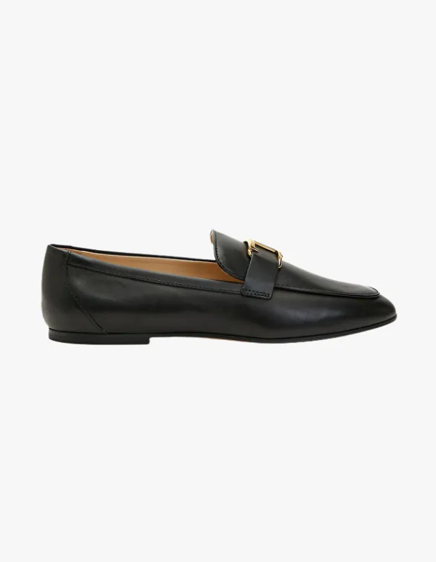 Marka Adı: Tod's
Ürün Adı: Tod's Kadın Siyah Deri Loafer
Ürün Cinsiyeti: Kadın
Ürün Tipi: Loafer Ayakkabı
Ürün Sezonsallığı: Geçiş Mevsimi
Ürün Çeşidi: Günlük Ayakkabı
Ürün Özellikleri: Bu siyah, düz tabanlı loafer ayakkabı, pürüzsüz ve parlak deri malzemeden üretilmiştir. Ayakkabının üst kısmında, klasik bir kemer detayı üzerine yerleştirilmiş, zarif altın rengi metal bir toka bulunur. Hafif kare formlu burun yapısı ve ince dış tabanı ile modern ve şık bir görünüm sunarken, günlük kullanıma uygun rahat bir kalıba sahiptir. Minimalist çizgisiyle zamansız bir stil vaat eder.
Öne Çıkan Detaylar:
- Siyah, pürüzsüz deri malzeme
- Üst kısımda altın rengi metal toka detaylı kemer
- Hafif kare formlu burun yapısı
Kimler Kullanıyor?: Klasik parçaların gücüne inanan, şıklığı zahmetsiz bir yaklaşımla birleştirmeyi seven ve günlük stilinde rafine detaylara önem veren kişiler bu loafer ayakkabıyı tercih edebilir. Parizyen esintili, zamansız ve çok yönlü kombinler oluşturmak isteyen, hem iş hem de sosyal yaşamında konfor ve estetiği bir arada arayan herkesin gardırobunda yer bulabilir.