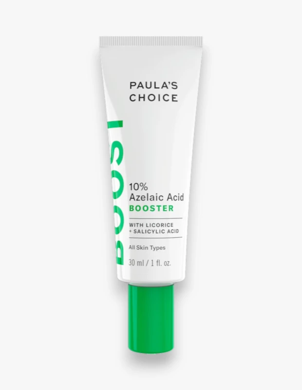 Beyaz bir zemin üzerinde, Paula's Choice markalı, parlak yeşil kapaklı ve sol tarafında dikey olarak yeşil BOOST yazısı ile dikkat çeken, yüzde 10 azelaik asit içeren 30 ml'lik bir cilt bakım booster tüpü, licorice ve salisilik asit içerdiği bilgisiyle öne çıkıyor.