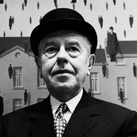 Ünlü sürrealist ressam René Magritte'in, kendi imzası haline gelmiş melon şapkalı figürlerle dolu, gökyüzünden yağan adamların ve binaların görüldüğü Golconda tablosunun gerçeküstü arka planında, melon şapkası ve desenli kravatıyla doğrudan kameraya bakarken çekilmiş siyah beyaz portresi.