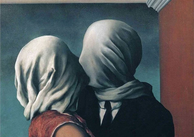 Rene Magritte'in Aşıklar adlı ünlü sürrealist tablosunda, başları beyaz kumaşla tamamen örtülü, birbirine çok yakın duran ve sanki öpüşen koyu takım elbiseli bir erkek ile kırmızı giysili bir kadın figürü, arkada koyu mavi ve kahverengi tonlarda bir odada tasvir edilmiştir.