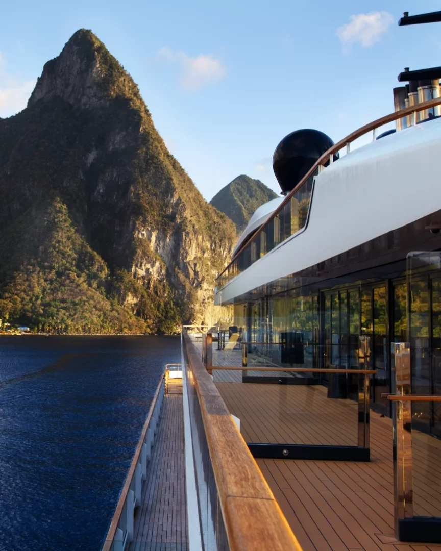 Güneşin aydınlattığı yemyeşil dağların ve berrak suların eşlik ettiği huzurlu bir rotada, modern tasarımlı, ahşap güverteli lüks bir cruise gemisi, geniş yaşam alanları ve yat konforu sunan yeni nesil lüks deniz seyahati deneyimini gözler önüne seriyor.