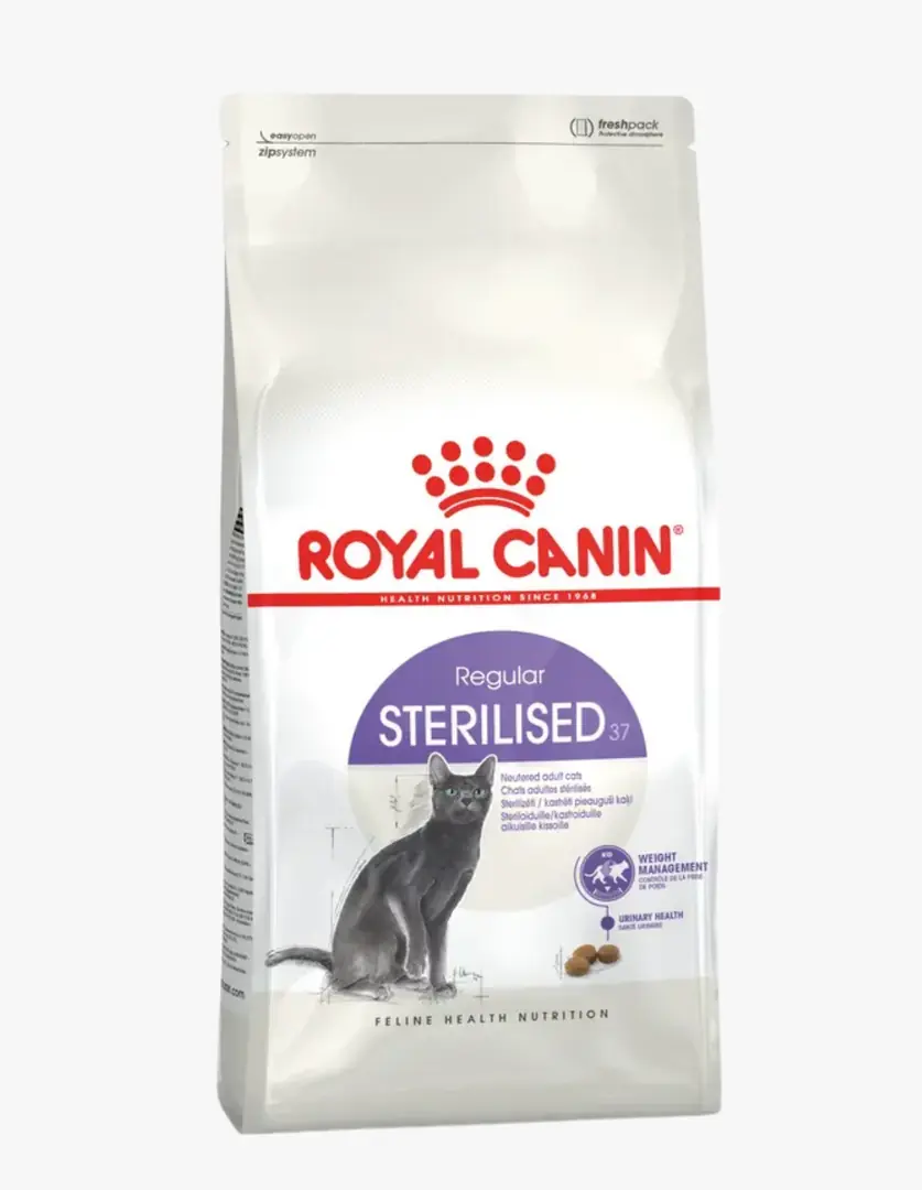 Beyaz arka plan üzerinde dikey duran, kırmızı Royal Canin logosuyla dikkat çeken, mor bir daire içinde Sterilised 37 yazısı, oturan siyah bir kedi illüstrasyonu, birkaç mama tanesi ve kilo kontrolü ile idrar yolu sağlığına faydalarını gösteren simgeler içeren, kolay açılır zipsystem özellikli kısırlaştırılmış yetişkin kedi maması paketi.