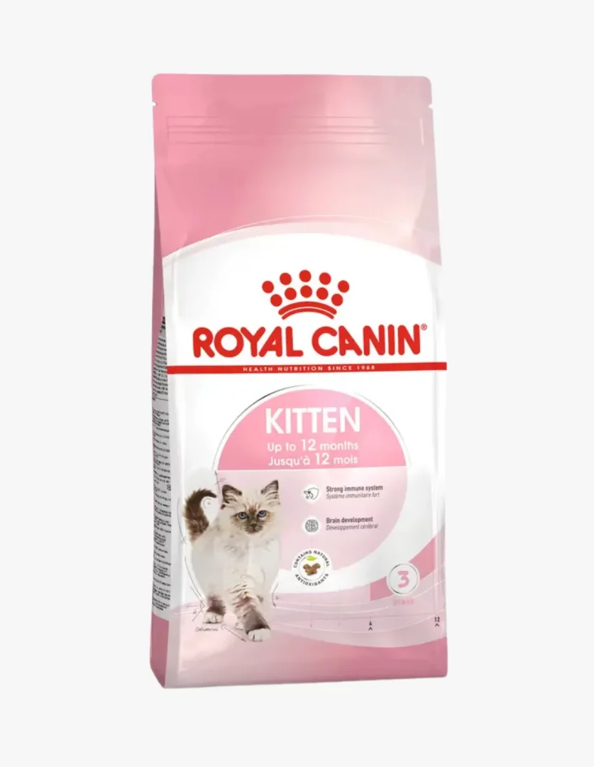 Royal Canin'in 12 aya kadar yavru kediler için özel olarak formüle edilmiş, güçlü bağışıklık sistemini ve beyin gelişimini destekleyen pembe ve beyaz renklerdeki kuru kedi maması paketinin ön yüzünde sevimli bir yavru kedi görseli yer alıyor.