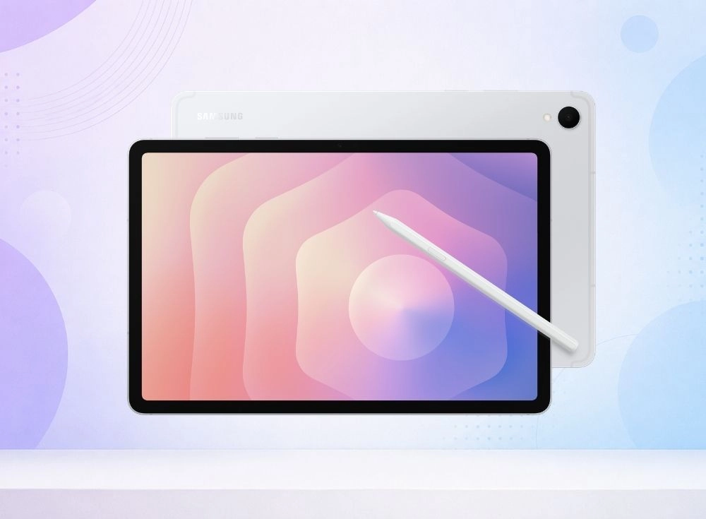Açık renkli bir arka plan üzerinde, ekranında pembe ve mor tonlarında soyut bir duvar kağıdı gösteren beyaz bir Samsung Galaxy Tab Android tabletin üzerinde duran beyaz bir S Pen çizim kalemi ile birlikte, arkada aynı modelden başka bir tablet daha görülüyor.