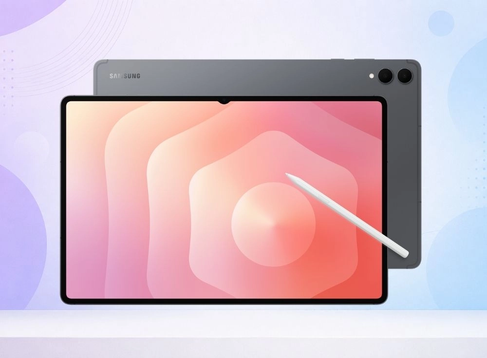 Ön planda pembe ve turuncu tonlarında soyut bir arka plana sahip ekranı görülen şık bir Samsung Galaxy Tab profesyonel tablet, üzerinde beyaz S Pen çizim kalemi dururken, arka planda ise gri rengiyle belirgin, çift arka kameralı başka bir tabletin sırtı detaylıca sergileniyor.