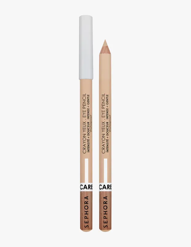 Beyaz bir arka plan üzerinde dikey olarak duran, biri kapaklı diğeri ucu açılmış iki adet Sephora Collection vanilya tonlu göz kalemi, yoğun renk veren, nazik ve suya dayanıklı formülüyle göz makyajı için ideal bir seçenek sunuyor.