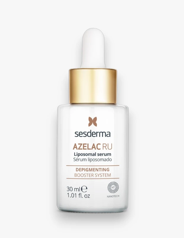 Beyaz bir zemin üzerinde konumlandırılmış, altın renkli halkalı damlalıklı kapağa sahip, üzerinde Sesderma Azelac RU Lipozomal serum yazan 30 ml beyaz şişe, leke giderici bir cilt bakım ürününü görsel olarak sunuyor.
