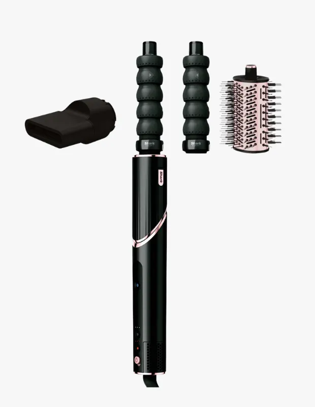Siyah ve rose gold detaylı Shark FlexStyle 3'ü 1 arada saç şekillendirici setinde ana gövde, siyah kurutma başlığı, iki adet hava ile şekillendirme maşası ve pembe uçlu yuvarlak fırça başlığı beyaz bir arka plan üzerinde düzenli bir şekilde gösteriliyor.