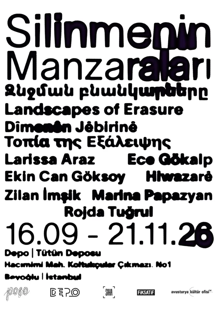 Silinmenin Manzaraları başlıklı serginin afişi, beyaz zemin üzerinde büyük, kalın ve yuvarlak siyah harflerle yazılmış başlıkları, farklı dillerdeki (Ermenice, İngilizce, Kürtçe, Yunanca) çevirileri, katılımcı sanatçıların isimlerini, 16 Eylül – 26 Kasım 2026 tarihlerini ve Depo | Tütün Deposu'ndaki mekân bilgilerini doğal bir akışla sunmaktadır.