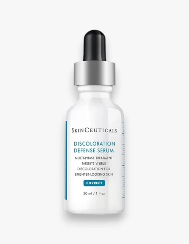 Ciltteki renk eşitsizliklerini hedefleyerek daha parlak bir görünüm sağlamayı vadeden, SkinCeuticals Discoloration Defense Serum isimli 30 ml'lik beyaz damlalıklı şişe, gümüş bantlı ve siyah damlalıklı kapağıyla ürünü net bir şekilde gösteriyor.