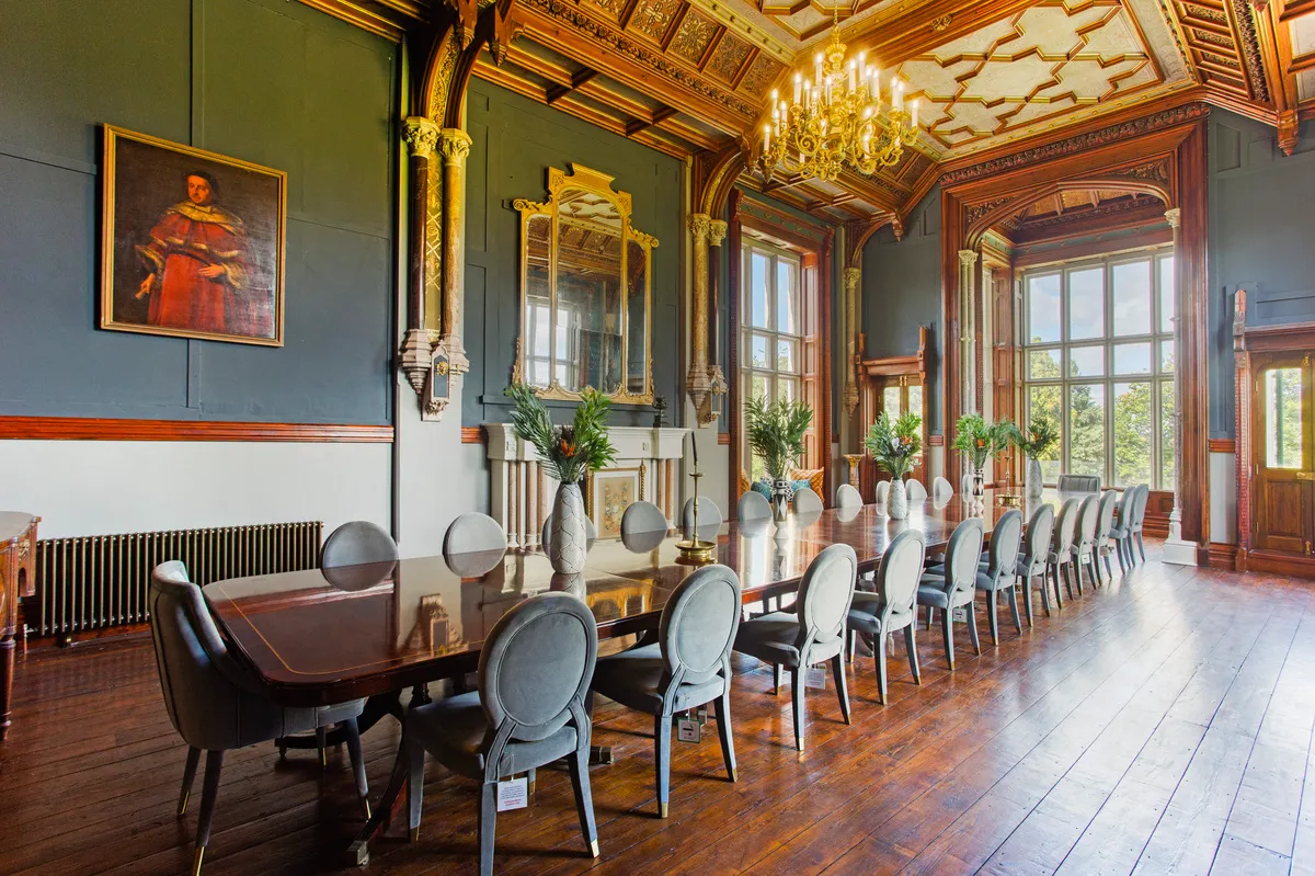 Stanley Park'ta yapılan restorasyon çalışmasıyla yenilenen, koyu gri duvarlar, oymalı ahşap tavan ve altın yaldızlı büyük avizesiyle dikkat çeken, uzun parlak ahşap masanın etrafında sıralanmış açık gri sandalyelerin bulunduğu görkemli yemek odası.