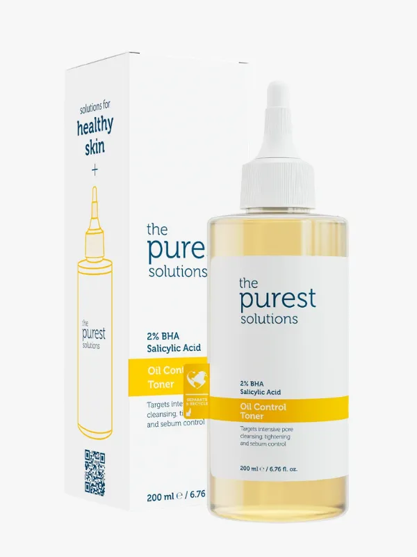 Beyaz arka plan üzerinde duran The Purest Solutions markalı, sarı renkli sıvı içeren şeffaf şişe ve kutusuyla birlikte, özellikle yağ kontrolü ve gözenek temizliği için formüle edilmiş %2 BHA salisilik asit toniği.