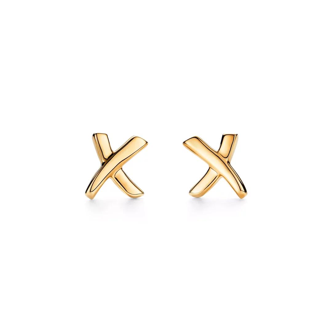 Bu parlak altın rengi, X şeklindeki saplama küpeler, Paloma Picasso'nun tasarımlarında sıkça görülen bir sembol olan X motifini modern bir zarafetle sunarak, Tiffany koleksiyonlarının özel bir parçası olarak sevgi dolu bir ifade katıyor.