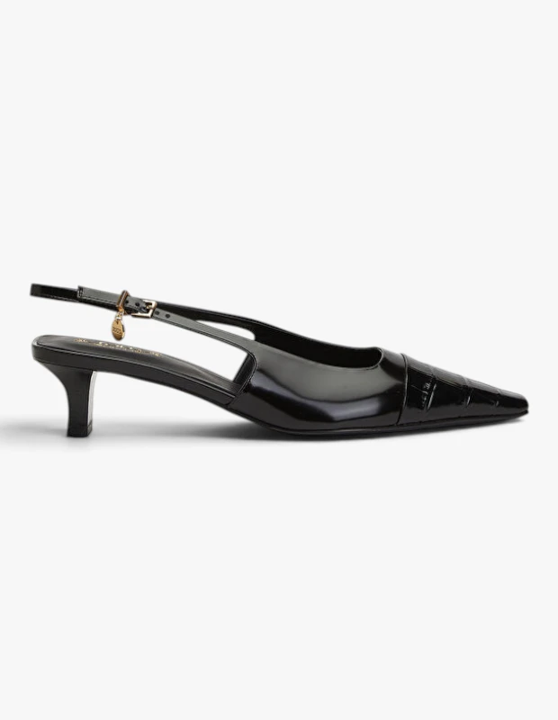 Marka Adı: Tod's
Ürün Adı: Tod's Kadın Siyah Deri Slingback Topuklu Ayakkabı
Ürün Cinsiyeti: Kadın
Ürün Tipi: Slingback Topuklu Ayakkabı
Ürün Sezonsallığı: Belirtilmemiş
Ürün Çeşidi: Klasik
Ürün Özellikleri: Bu Tod's slingback topuklu ayakkabı, parlak siyah deri malzemesi ve sivri burunlu zarif tasarımıyla öne çıkar. Kısa ve ince kitten topuğu modern bir silüet sunarken, arkadan bantlı (slingback) yapısı ayarlanabilir tokalı bir kayışla tamamlanır. Tokanın üzerinde altın rengi, markanın imzasını taşıyan küçük bir charm detayı bulunur. Ayakkabının burun kısmında, parlak yüzeyle kontrast oluşturan hafif dokulu veya kabartmalı bir deri detayı mevcuttur. Hem şık hem de konforlu adımlar için tasarlanmıştır.
Öne Çıkan Detaylar:
- Parlak siyah deri ve sivri burun tasarımı
- Zarif kitten topuk yapısı
- Ayarlanabilir slingback bant ve toka üzerindeki altın renkli marka charmı
Kimler Kullanıyor?: Klasik şıklığı modern dokunuşlarla birleştirmeyi seven, stilinde zarafeti ve konforu ön planda tutan kadınlar bu ayakkabıyı tercih eder. Parizyen stilinin sade ama güçlü estetiğini benimseyen, günlük şıklığından özel davetlere kadar geniş bir kullanım alanı arayan ve zamansız parçalarla kişisel tarzını ifade etmeyi sevenler için idealdir. İş hayatında profesyonel bir duruş sergilerken, akşam yemeklerinde veya özel etkinliklerde rafine bir görünüm elde etmek isteyenler için mükemmel bir seçimdir.