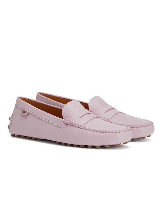 Lila rengi deri Tod's Gommino loafer, penny loafer stilinde mokasen dikişleri ve markanın karakteristik 133 kauçuk gommino kabartmalı tabanıyla, postta sessiz lüks estetiğinin öncülerinden, moda tarihine yön veren zamansız ikonik ayakkabı modelleri arasında yer alıyor.