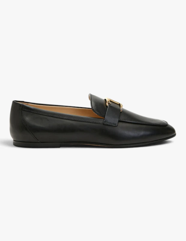 Marka Adı: Tod's
Ürün Adı: Tod's Kadın Siyah Deri Loafer
Ürün Cinsiyeti: Kadın
Ürün Tipi: Loafer
Ürün Sezonsallığı: Mevsimlik
Ürün Çeşidi: Belirtilmemiş
Ürün Özellikleri: Bu Tod's kadın loafer ayakkabı, pürüzsüz siyah deriden üretilmiş olup, sade ve zarif bir tasarıma sahiptir. Sivri badem burun yapısı ve düz tabanıyla klasik bir görünüm sunarken, üst kısmındaki altın tonlarında metal toka detayı ayakkabıya sofistike bir dokunuş katmaktadır. Kaydırmalı (slip-on) yapısı sayesinde kolay giyim ve gün boyu konfor sağlayan bu model, hem resmi hem de günlük kombinler için idealdir.
Öne Çıkan Detaylar:
- Pürüzsüz siyah gerçek deri malzeme
- Altın tonlarında şık metal toka detayı
- Zarif sivri badem burunlu ve düz tabanlı tasarım
Kimler Kullanıyor?: Bu zarif loafer, gardırobunda klasik parçalara yer veren, minimalist ve rafine bir şıklığı benimseyen herkes için idealdir. Parizyen stilinin rahat ve çabasız zarafetini günlük görünümlerine taşımak isteyen, hem konforlu hem de stil sahibi olmayı tercih eden bireylerin vazgeçilmezi olacaktır. Zamansız tasarımları modern dokunuşlarla birleştirmeyi seven, hem feminen hem de maskülen detayları dengeli bir şekilde kullanmayı seven kişilere hitap eder.