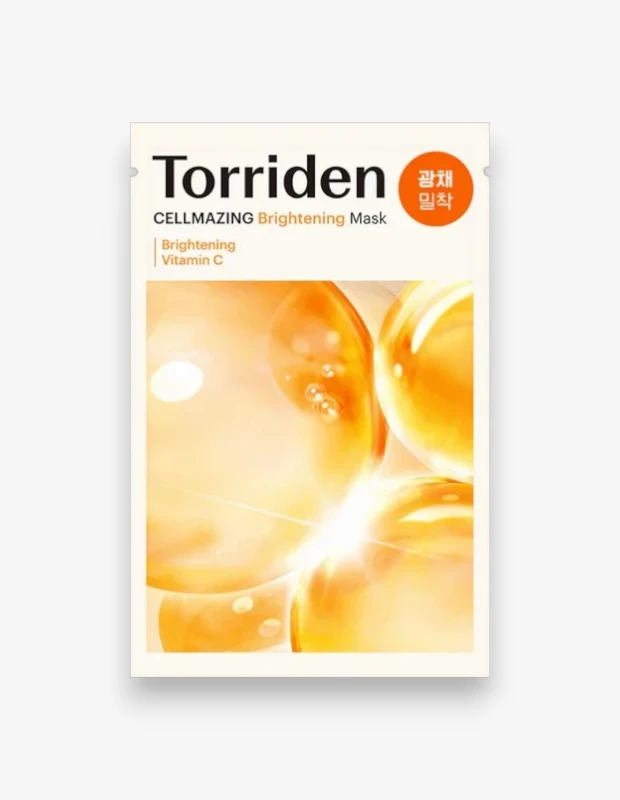 Torriden CELLMAZING Brightening Mask adlı, aydınlatıcı ve Vitamin C içerikli yüz maskesinin beyaz ambalajında, parlak turuncu ve sarı tonlarda ışıklı kürelerin dinamik bir kompozisyonu ile canlandırıcı etki vurgulanırken, sağ üst köşede Korece karakterler görünür.
