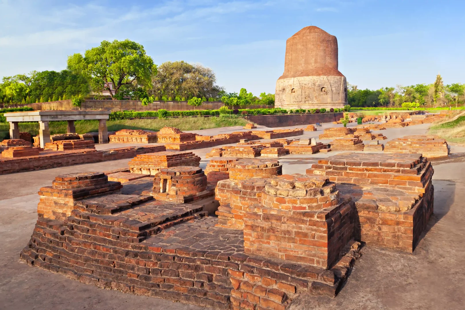Mavi gökyüzünün altında, Hindistan'daki UNESCO Dünya Mirası Listesi'ne yeni eklenen Antik Budist Sarnath Sit Alanı'nın merkezinde yükselen Dhamek Stupası ve çevresine yayılmış yüzyıllık tuğla kalıntılar, bu kutsal bölgenin zengin tarihini ve ruhaniyetini yansıtıyor.