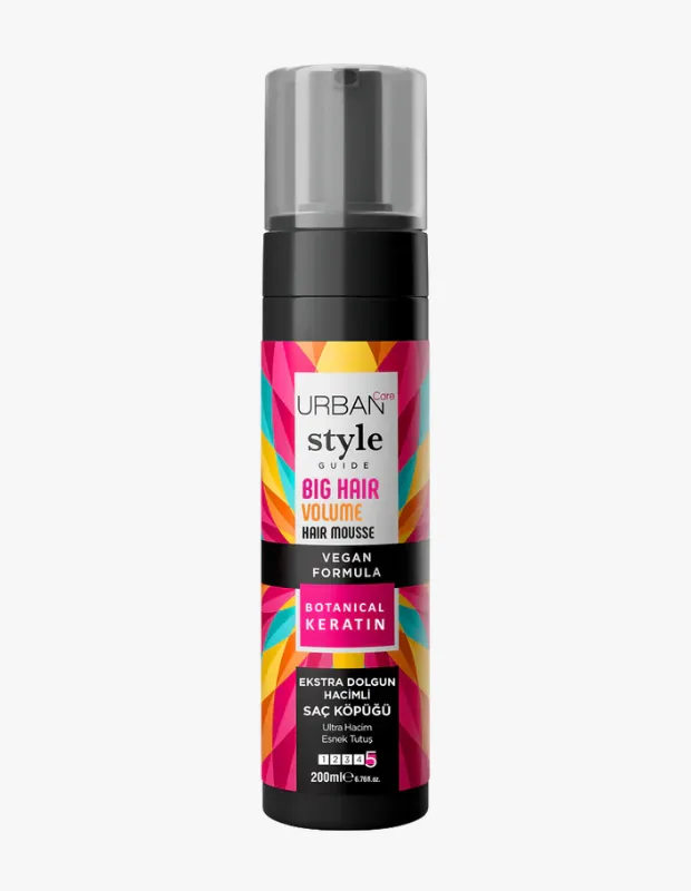 Beyaz bir arka plan üzerinde dik duran, siyah gövdeli ve şeffaf pompalı kapağı olan Urban Care Style Guide Big Hair Volume saç köpüğü şişesi; canlı, geometrik desenli etiketiyle saçlara ekstra hacim ve dolgunluk veren bir ürün olduğunu vurguluyor.