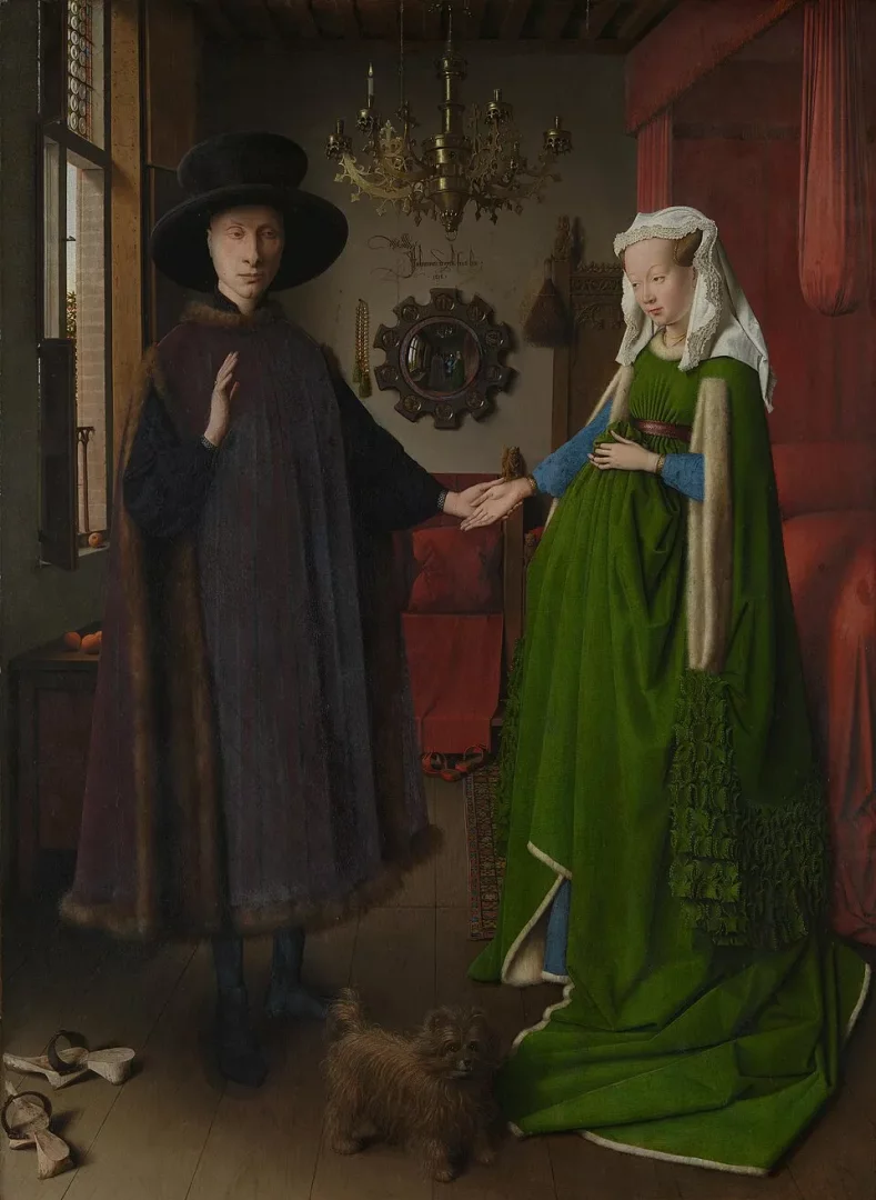 Jan van Eyck'ın ünlü Arnolfini Portresi'nde, koyu renkli şapka ve pelerinli bir adam ile kabarık yeşil elbiseli bir kadının el ele tutuştuğu, aralarında küçük bir köpeğin durduğu ve arka planda aynanın dikkat çektiği, ince detaylarla dolu bir iç mekan tasvir edilmiştir.